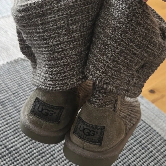 UGG Cardi Knit Ankle Boots, Size 2, Damaged But Good Condition, Stylish! - Picture 3 of 8